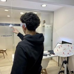 Chico realizando ejercicio  terapia visual  con una bola