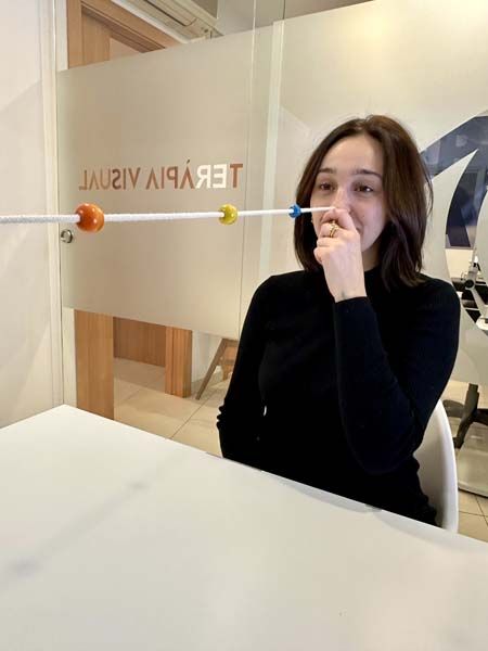 Chica realizando ejercicio de terapia visual