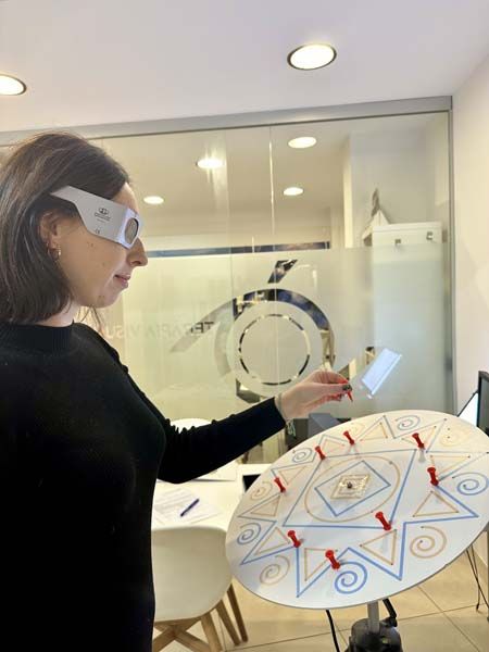 Chica realizando ejercicio de terapia visual en una ruleta