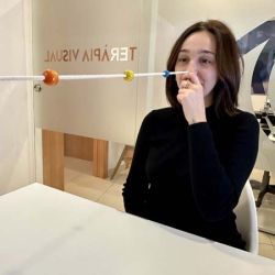 Chica realizando ejercicio de terapia visual