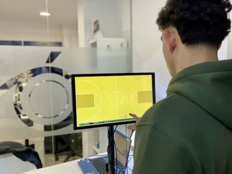 Chico realizando ejercicio terapia visual  en una pantalla