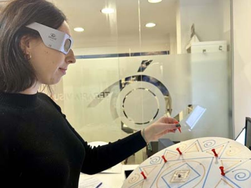 Chica realizando ejercicio de terapia visual en una ruleta