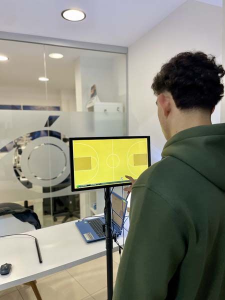 Chico realizando ejercicio terapia visual  en una pantalla